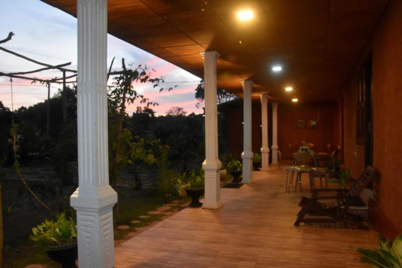 אנוראדפורה Meegahapokuna Resort מראה חיצוני תמונה